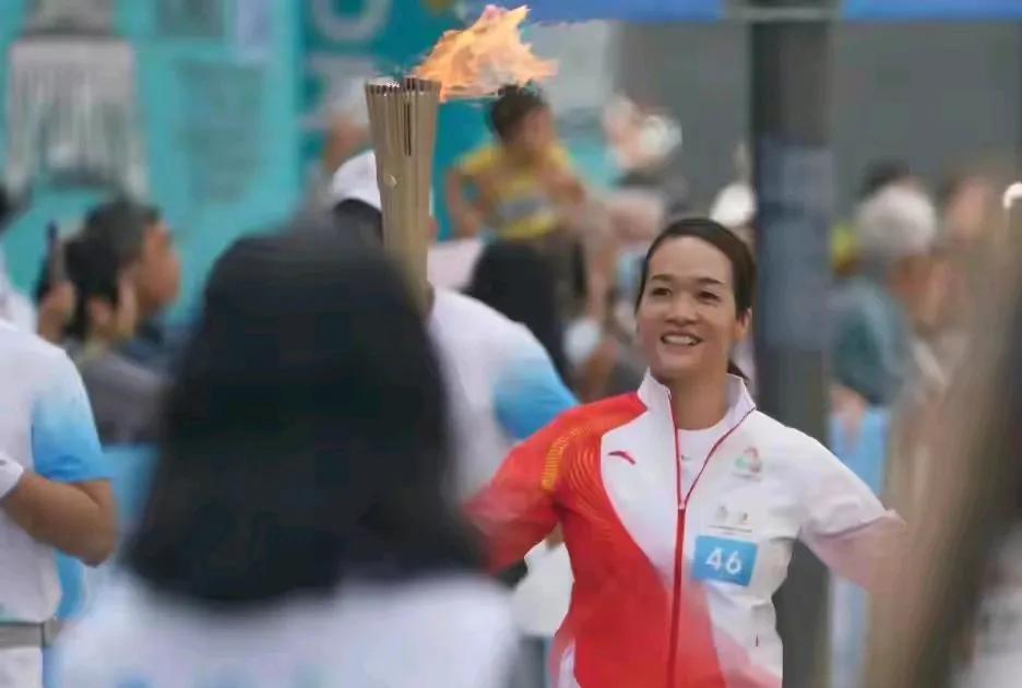 霍家传二代，郑家跳过儿子，直接把女儿推到台前。
郑志雯不是来走秀的，是来接班的。