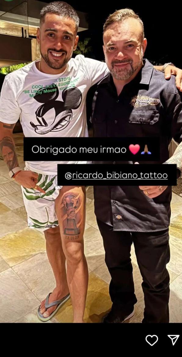 莱昂纳多更新社媒，把中超冠军奖杯纹在了身上！
貌似很多外援喜欢纹冠军奖杯，不过莱