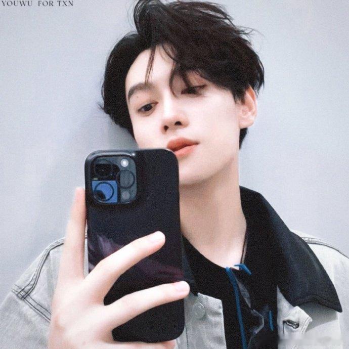 田栩宁无死角，田栩宁这张脸怎么拍都很帅，谁懂单手对镜自拍这一块的田栩宁的权威性啊