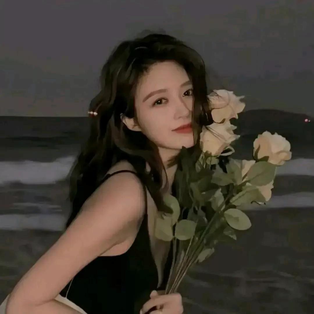 海边浪漫时光，手持玫瑰花的甜美少女海边花海少女 海边温柔女孩 海边少女 森系鲜花