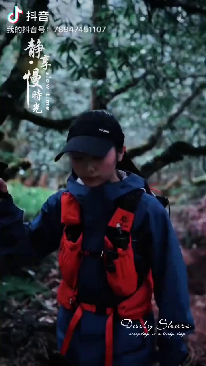 背着行囊的身影透着前行的坚定。生活的旅程里，愿你怀揣勇气，拥抱一路美好。