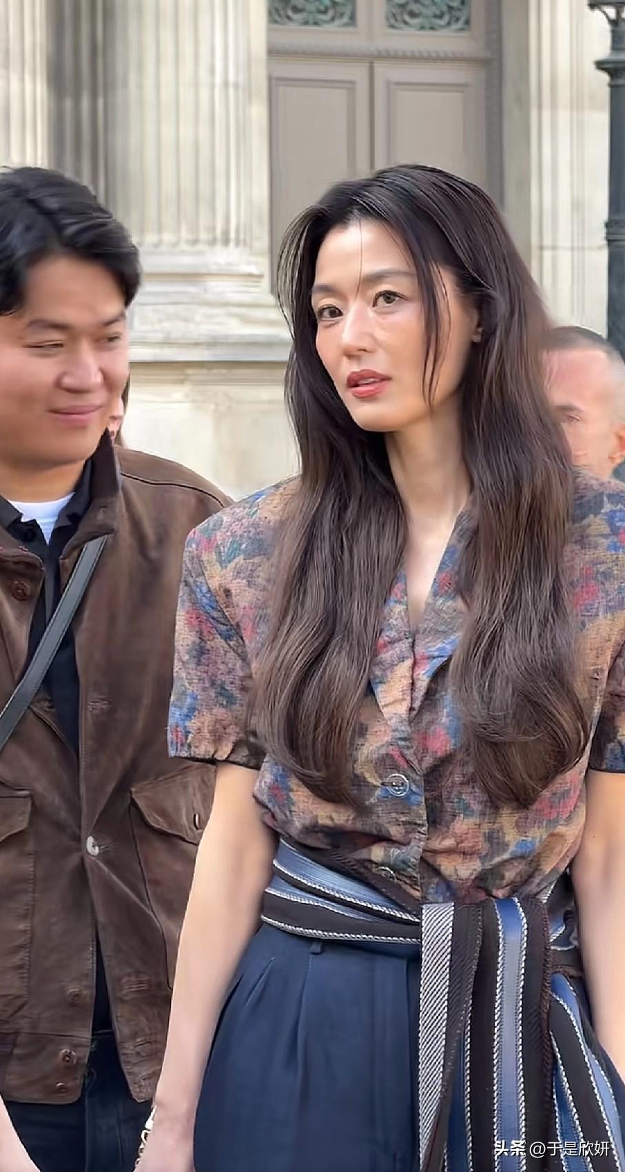 全智贤变了，但孙千的“像”，是另一种圆满✨
 
这张图里的全智贤，少了几分“千颂