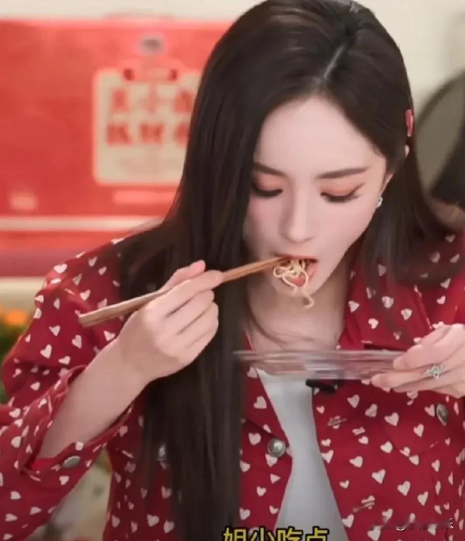 杨幂嗦泡面被拦，娱乐圈的“饿”性循环。

看见杨幂吃饭，我心情复杂。工作人员一句