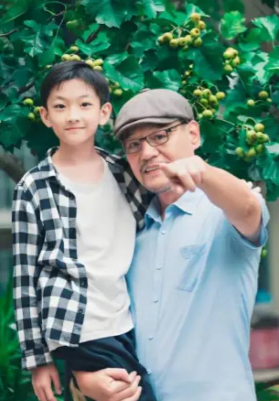 2002年，演员巍子把儿子王紫逸送到国外去留学，没想到儿子三天两头向巍子要钱，巍