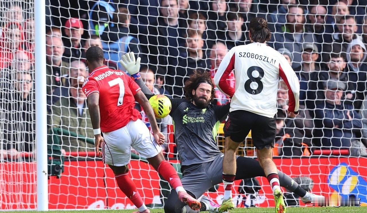 好久没看利物浦的比赛了，今天看了一会儿：嗯，不错，红军压着对手踢！

过了一会儿