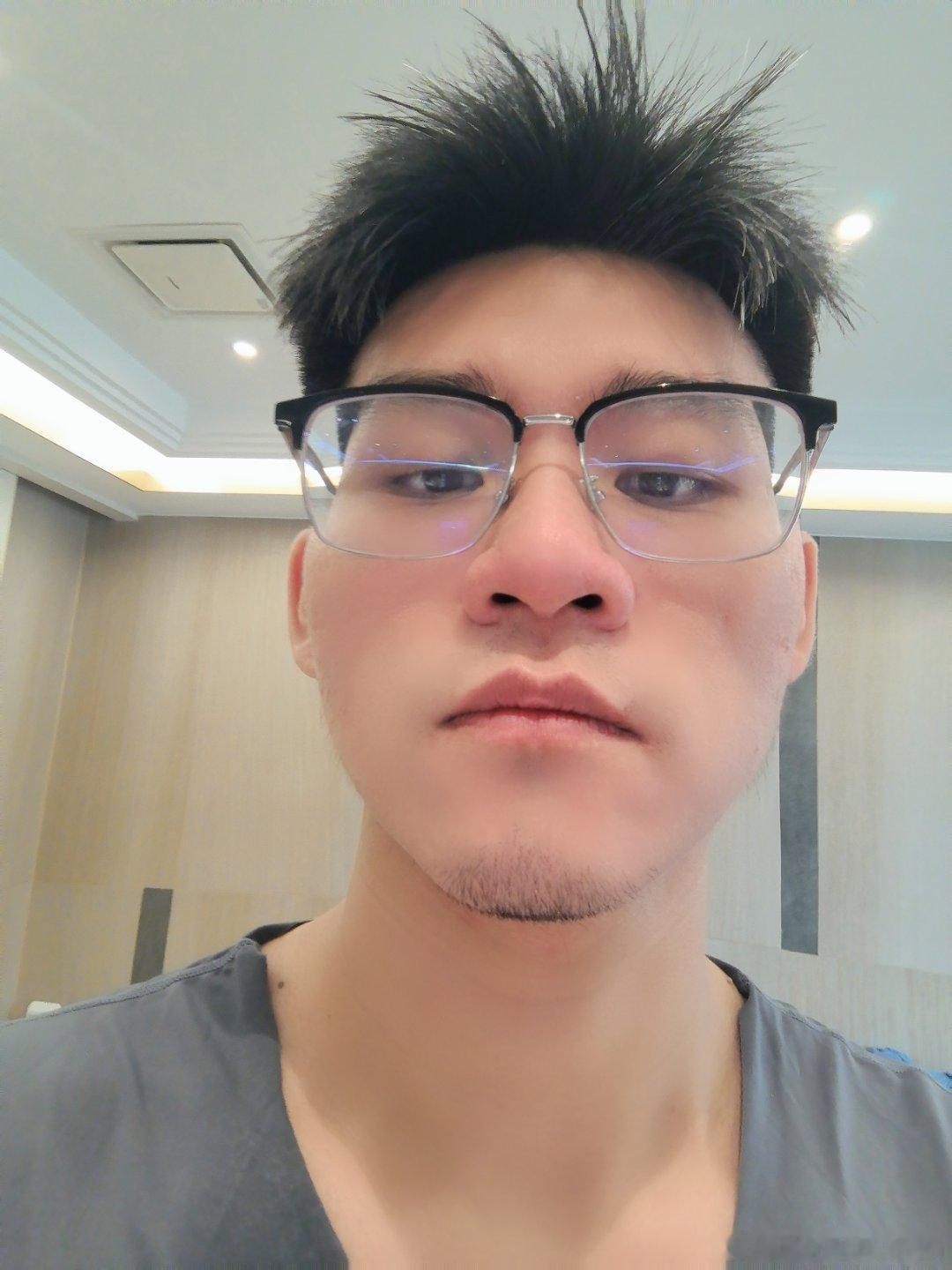 今天没有会，公司也不上班儿。早上刚忙的也忙毕。发个自拍吧，胡须该剃了。，帅吗。 