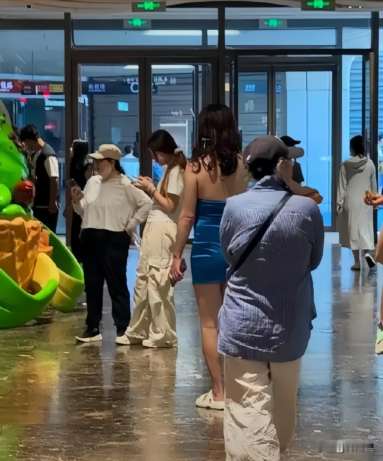 赛格一姐这回是真撤了，不是被谁逼走的，是自己拎着包走的。

五楼和负一楼空得彻底