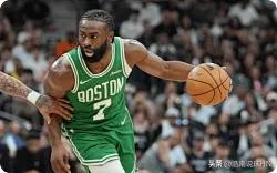 缺少塔图姆的凯尔特人，是靠谁打回东部第五的？答案是这4人

1、球队新老大，杰伦