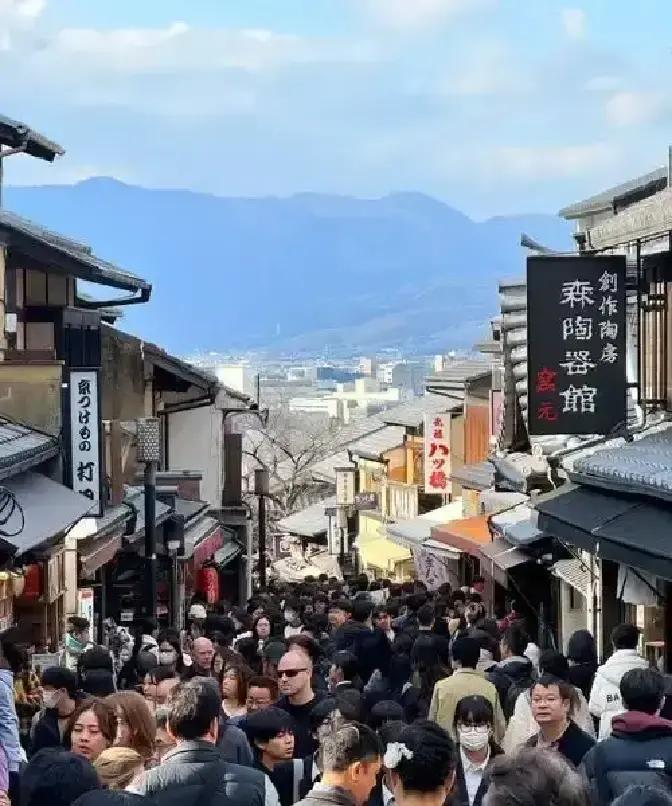 果不其然。
 
中国有关部门突然宣布了面向日本的旅行提醒，多家航司同步上线免费退