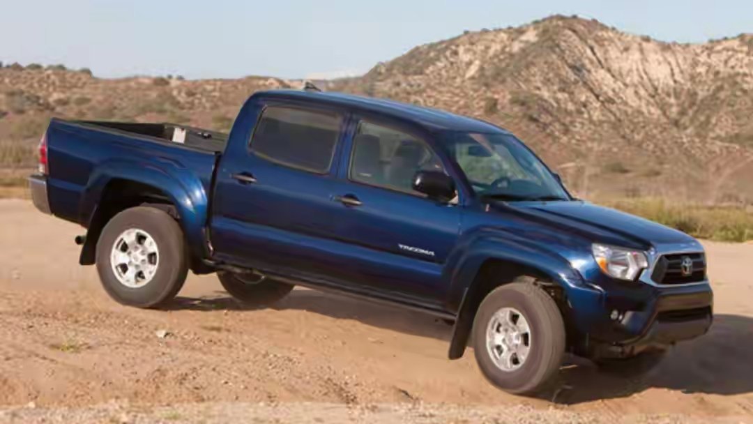 丰田考斯特出场就备受关注外观与尺寸车身长度达7.005米，宽度为2.040米，高