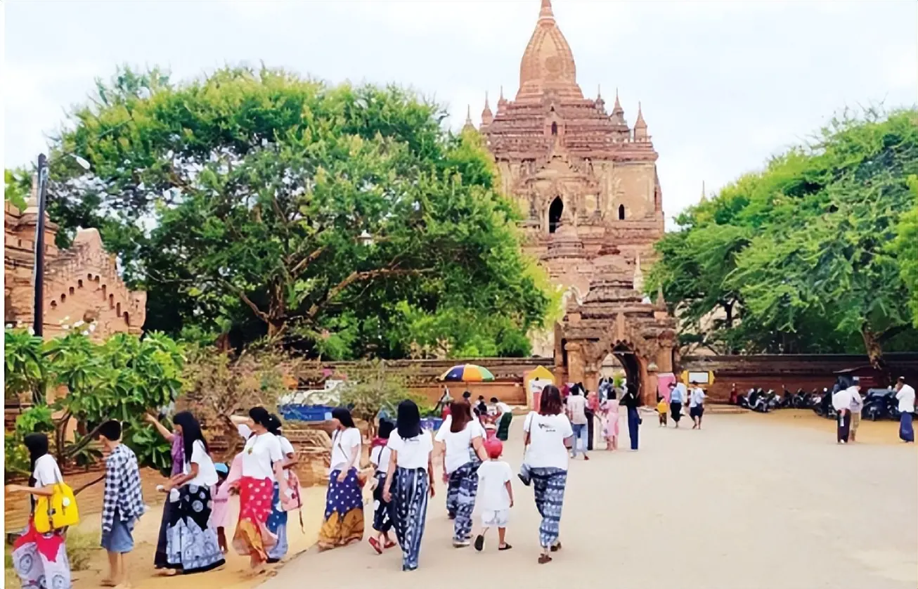 蒲甘|缅甸泼水节前，大量游客涌入蒲甘