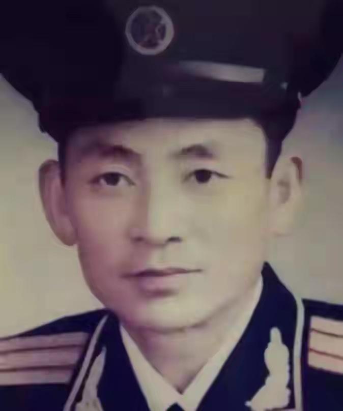 1955年，何政军的父亲何绍宽授衔时的留影，这张照片是1955年全军首次授衔时拍