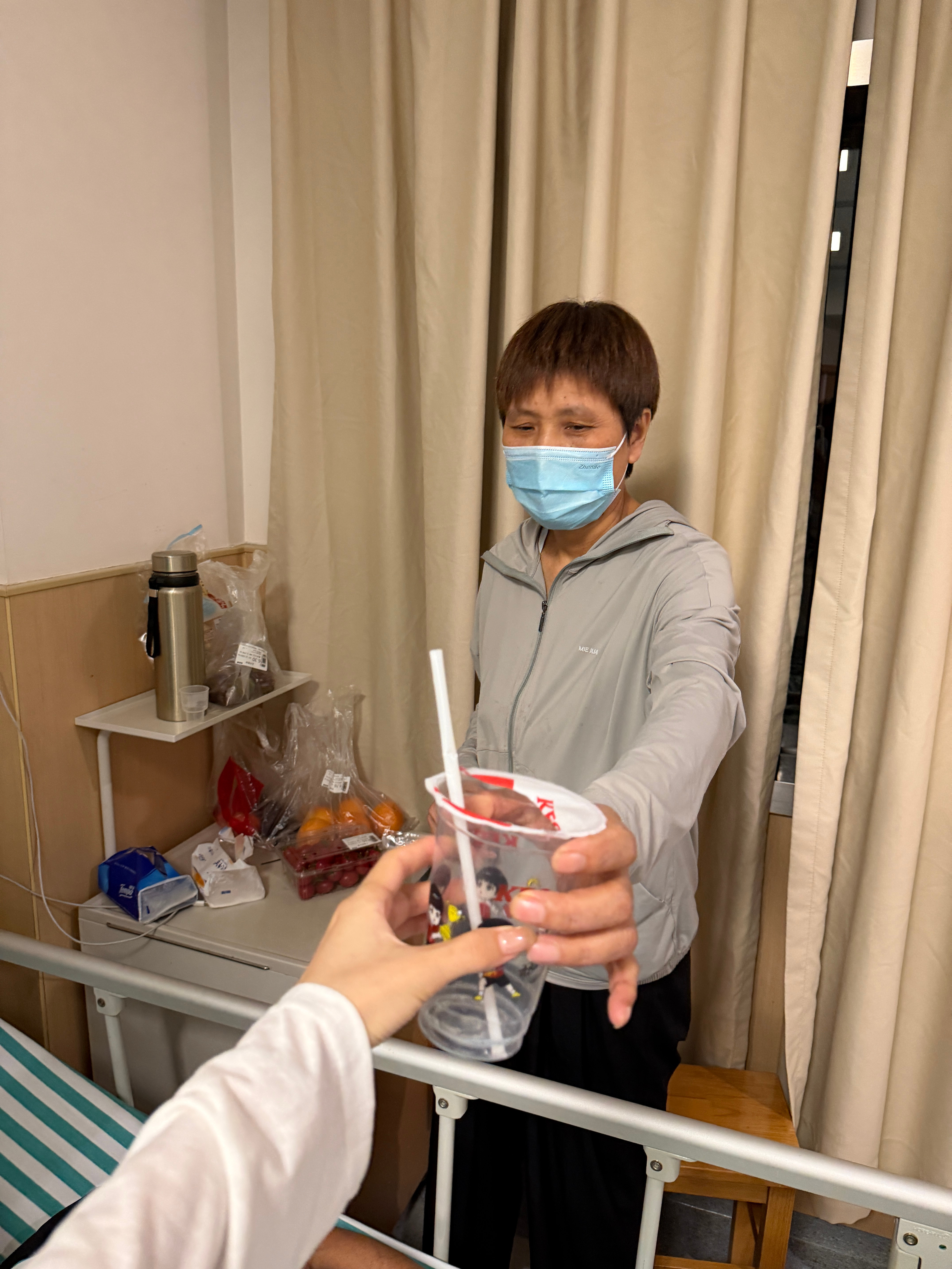 我妈把我早上喝完kfc的豆浆杯和吸管洗了洗说要当水杯看得我很心酸 好了 我更要努