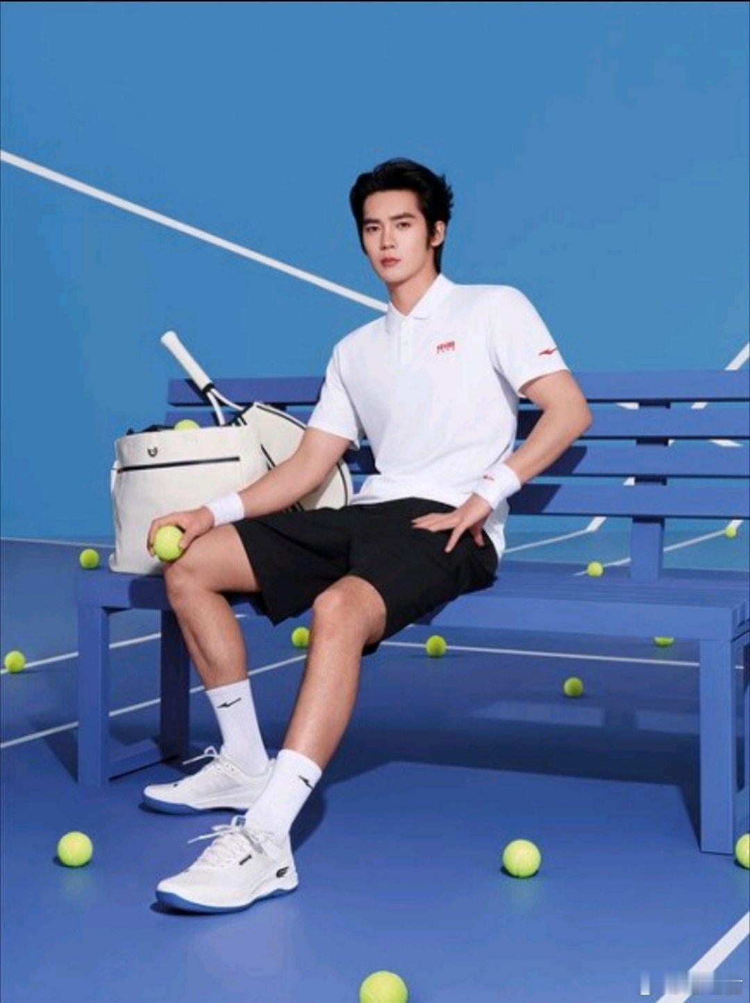 从校园到职场，鞋柜换了一批又一批，总有双鸿星尔克一直没扔。大学时它陪我跑过800