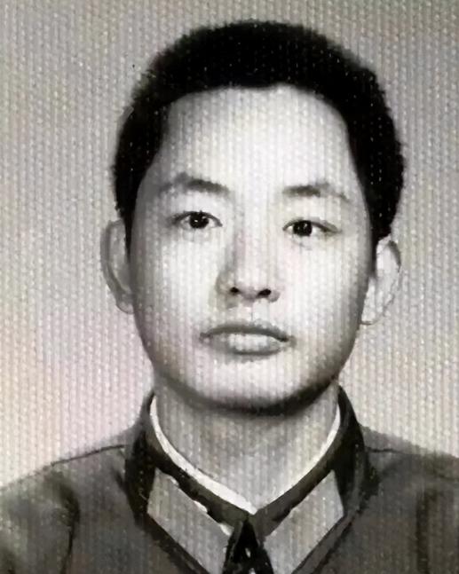 1984年，我军的一名排长在山中巡逻，突然遇到三名解放军战士向他走来，并向他打招