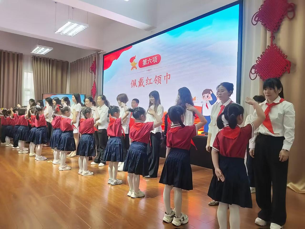 也许人到中年凡事都看开了，对孩子的学习成绩也没有那么在意了！只要他能够健康快乐成