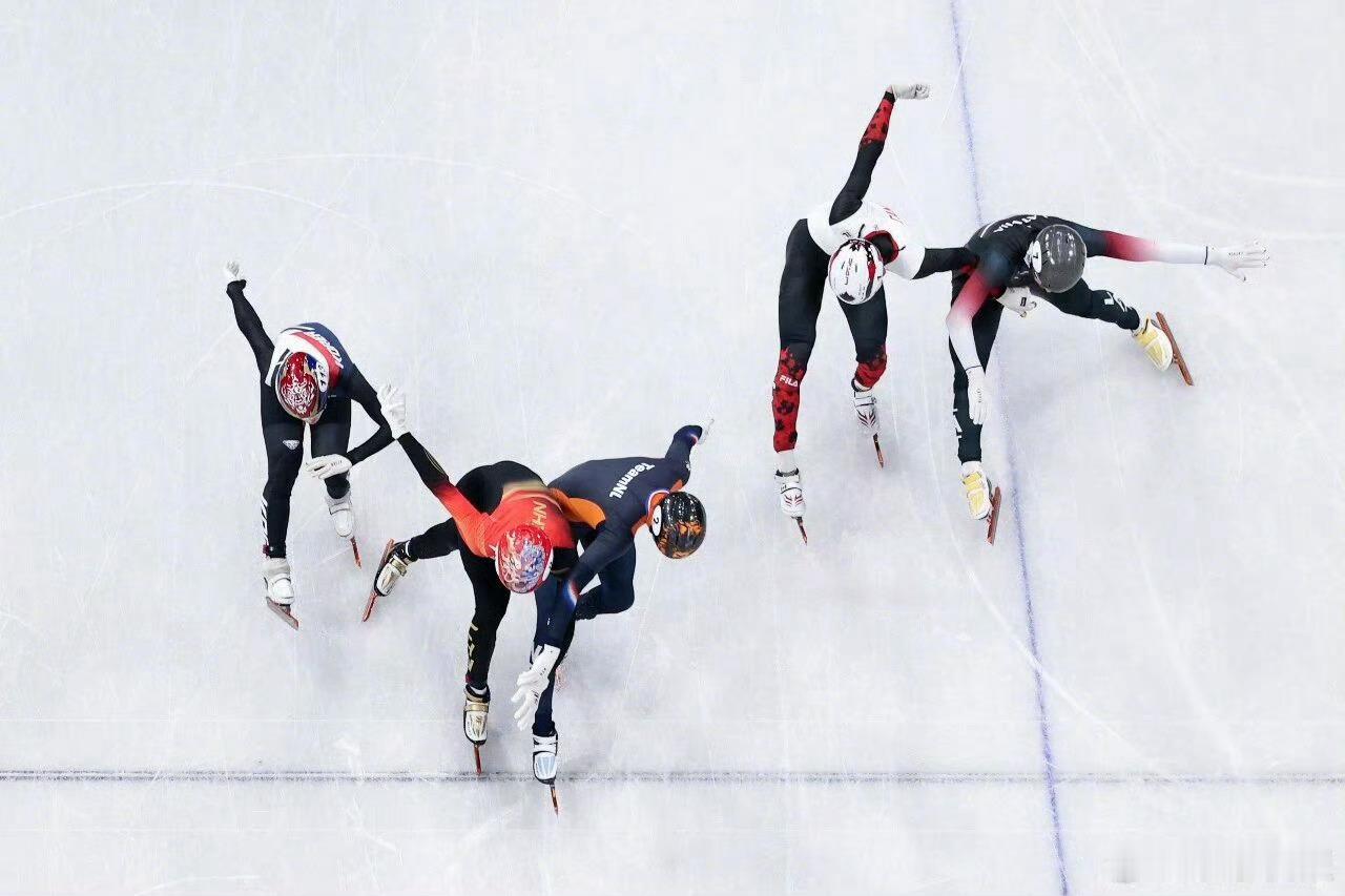 真的就差一点点，感觉终点线上要打起来了孙龙与冠军就差了半个冰刀孙龙摘银后哭了孙龙