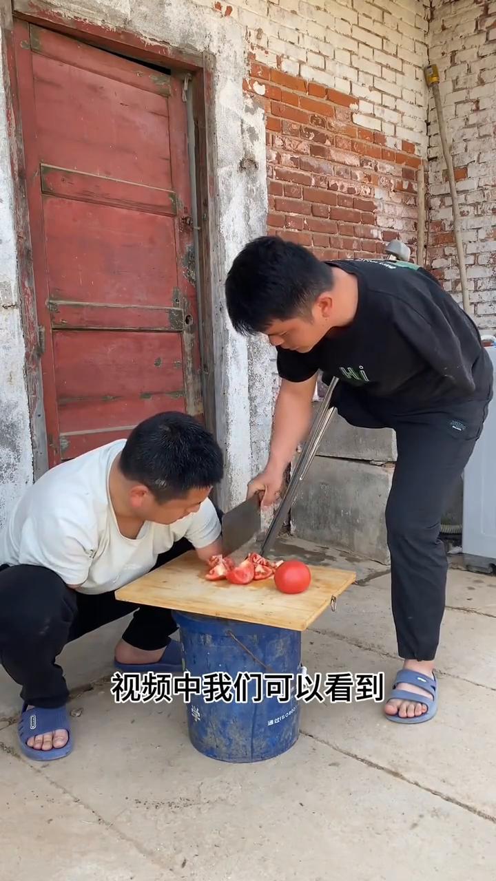 这三兄弟的生活太难了，他们三个人加起来也就一只手五条腿。即便如此，他们依然靠自己