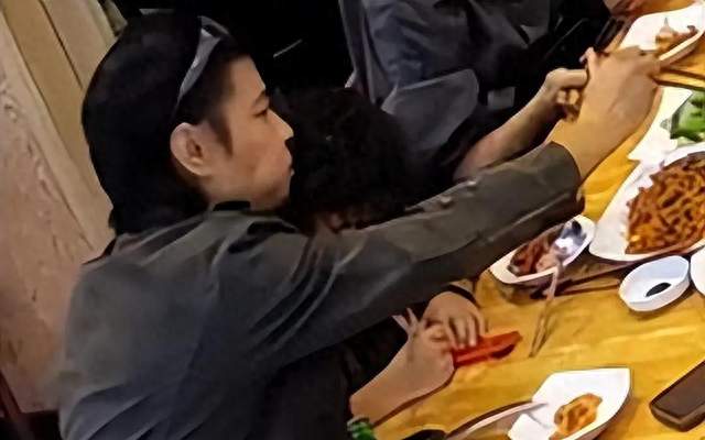 饭店偶遇53岁蔡少芬，脸上无肉老态尽显，女儿比她还高大长腿吸睛