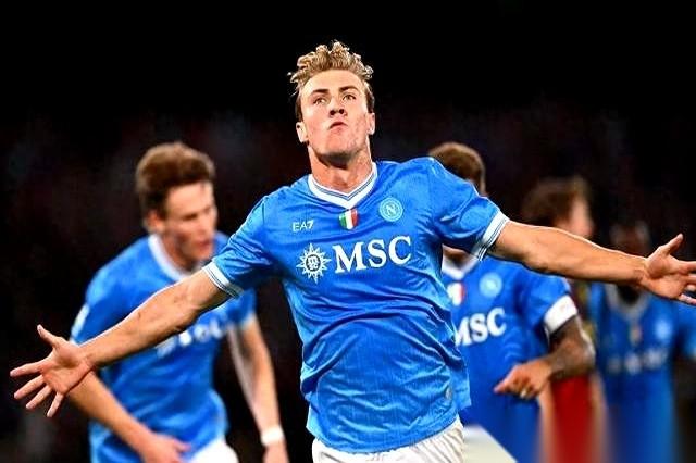 我跟你说个笑话，曼联的说明书，好像只有别家球队会用。
咱们这儿被当成笑柄，踢得那