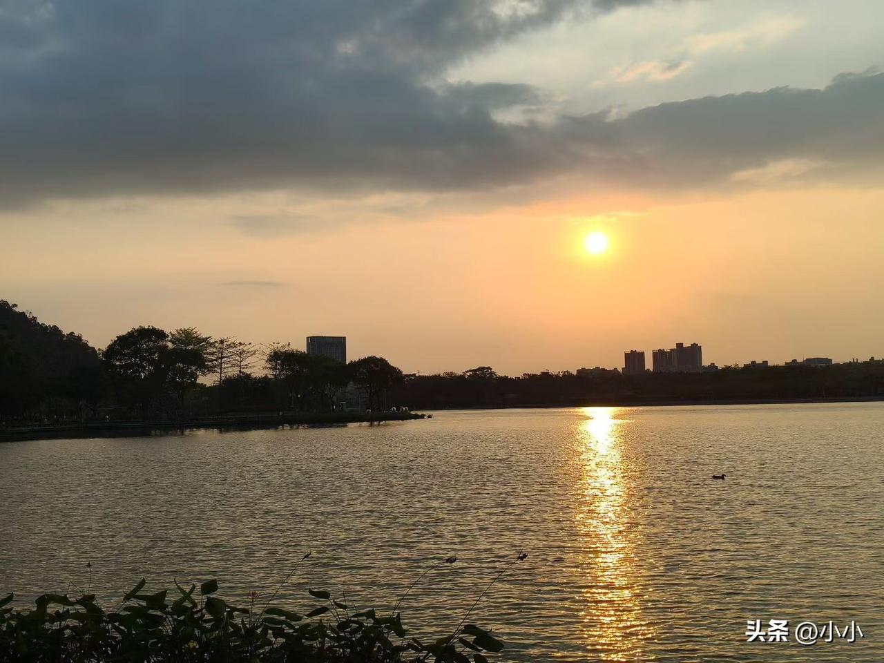 年龄越大，越喜欢独处。
 
真的是越长大越喜欢独处。
聚会能不参加就不参加，主动