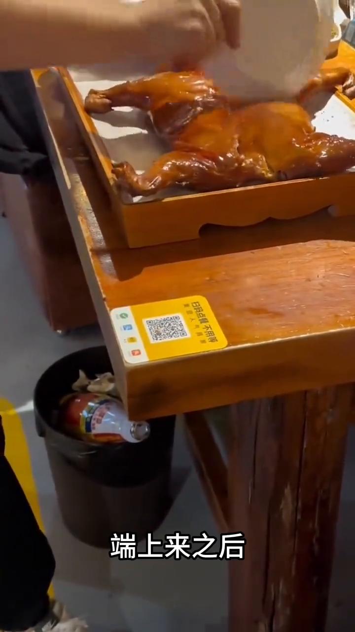 盘子切猪。
在餐馆吃饭的时候，听服务员介绍特色菜是烤乳猪，于是我就点了一份。端上