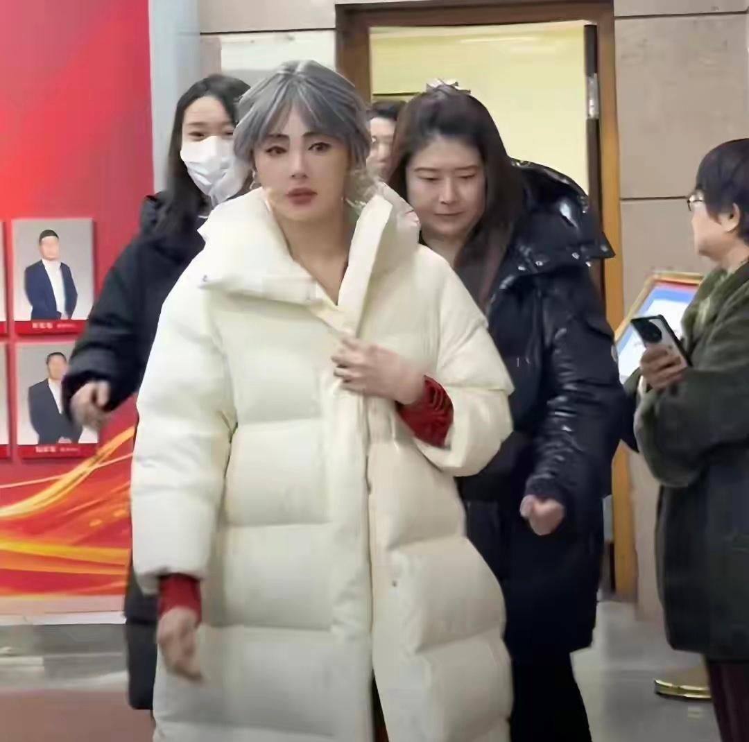 近期张雨绮录制辽宁卫视春晚造型路透曝光，她身着白色羽绒服，搭配了一头奶奶灰造型，