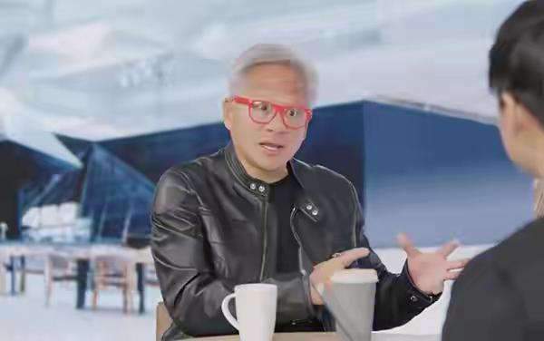 黄仁勋说中国芯片只落后美国几纳秒？
这哪是夸我们
分明是在给美国政府“递话”！