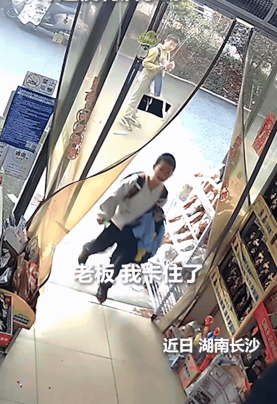 没想到上人民日报了！湖南长沙，男孩放学后，买了一袋糖，刚吃一块就卡住了。他跑进便