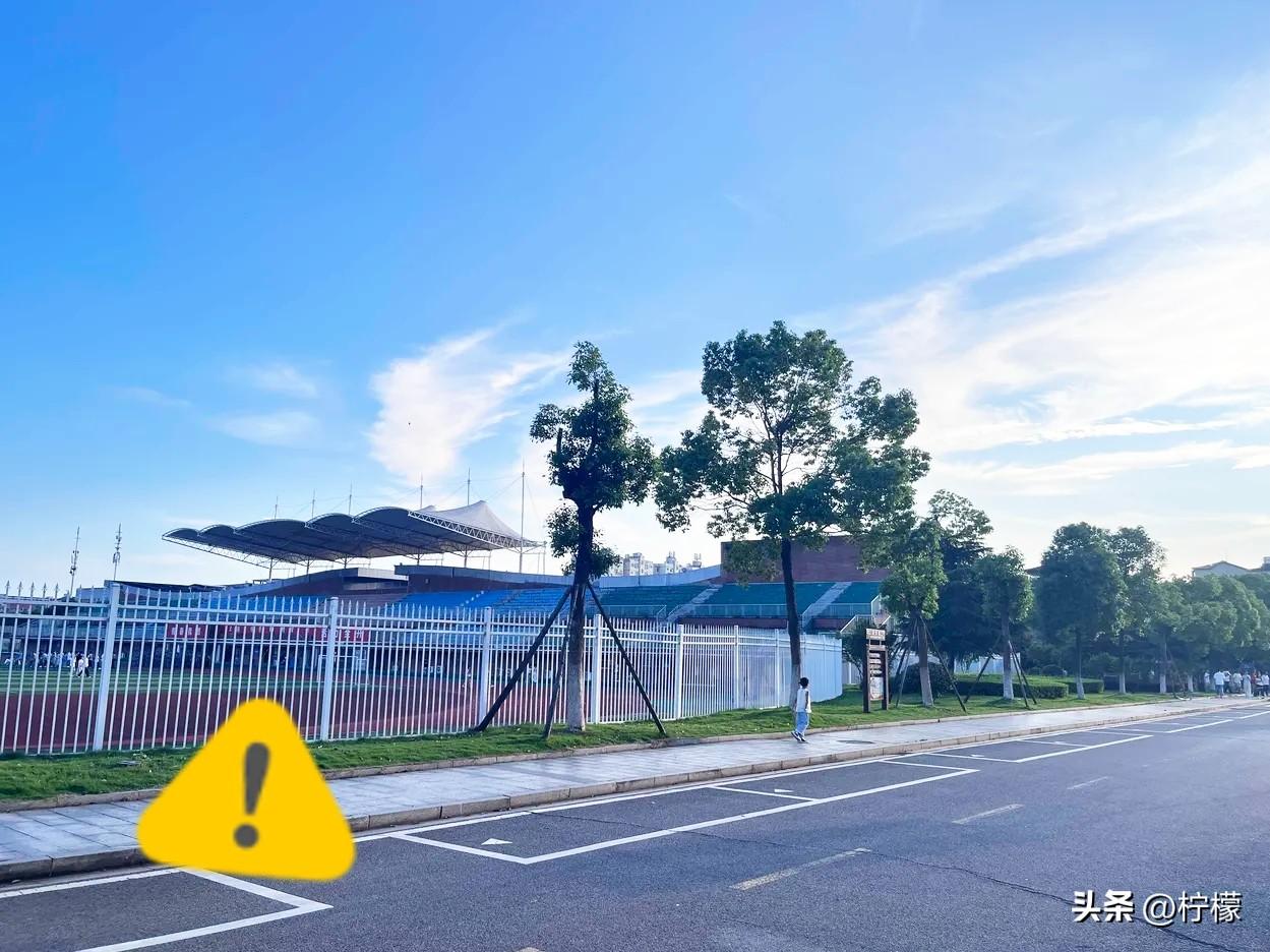 孩子眨着眼睛问爸爸：“爸爸，什么是985呀？”
 
爸爸放下筷子，一本正经地说：