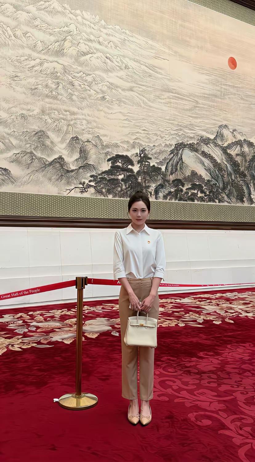 这位女士在体制内属于什么级别领导