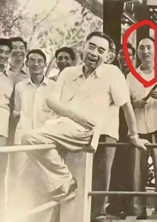 周总理笑得开怀的这张照片，周围可是站了不少人！但是后面拿扇子那个，跟现在喜剧表演