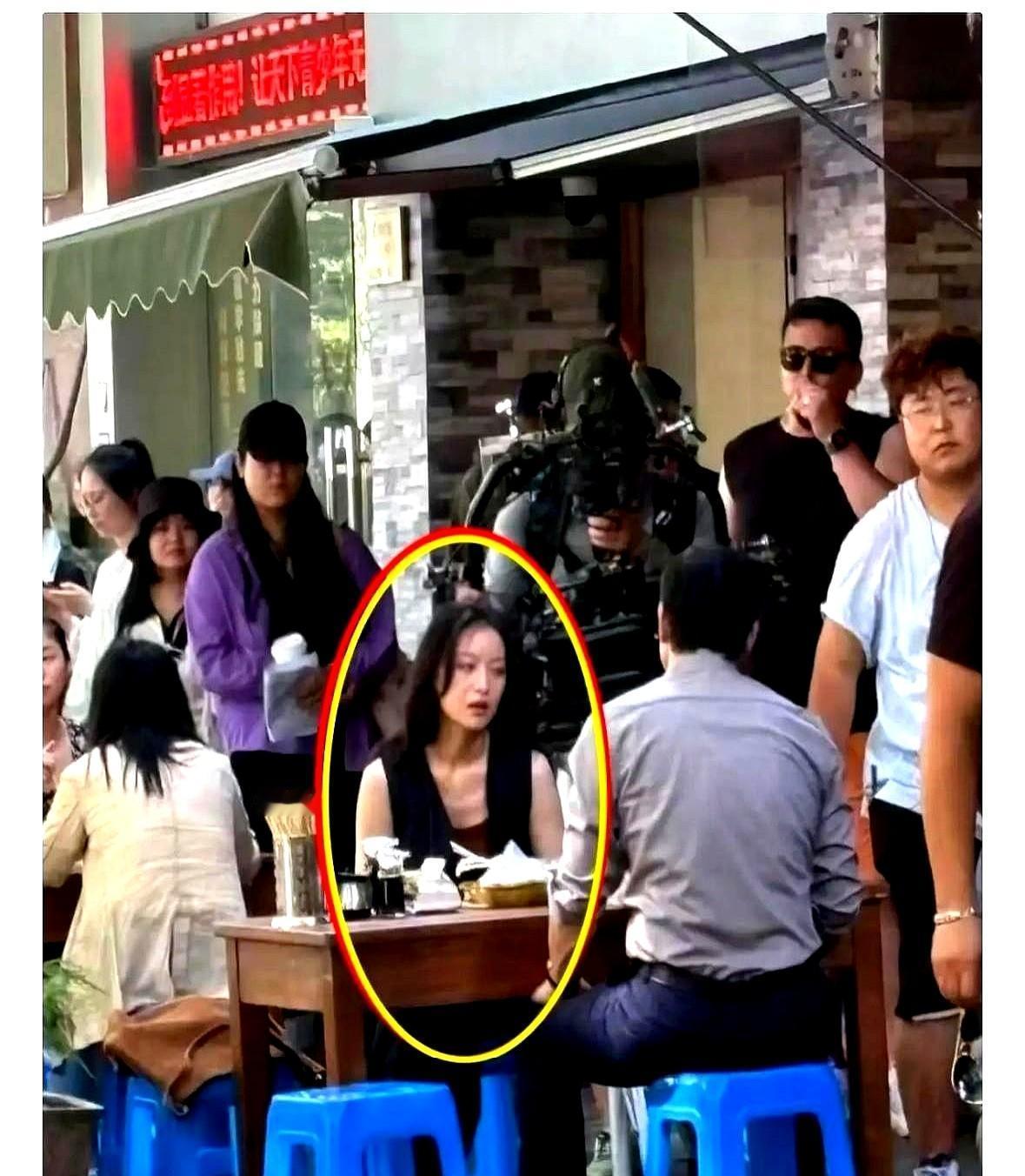 倪妮没修图，背影直接封神。
走路像踩在空气上，腰是腰，腿是腿，哪哪都跟练了十年