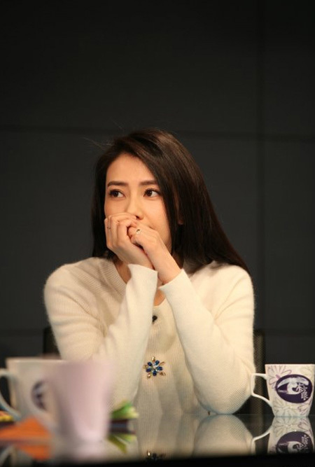 没有刻意凹的完美人设，没有端着的明星架子，托腮发呆、开怀大笑，眼神里全是松弛感。