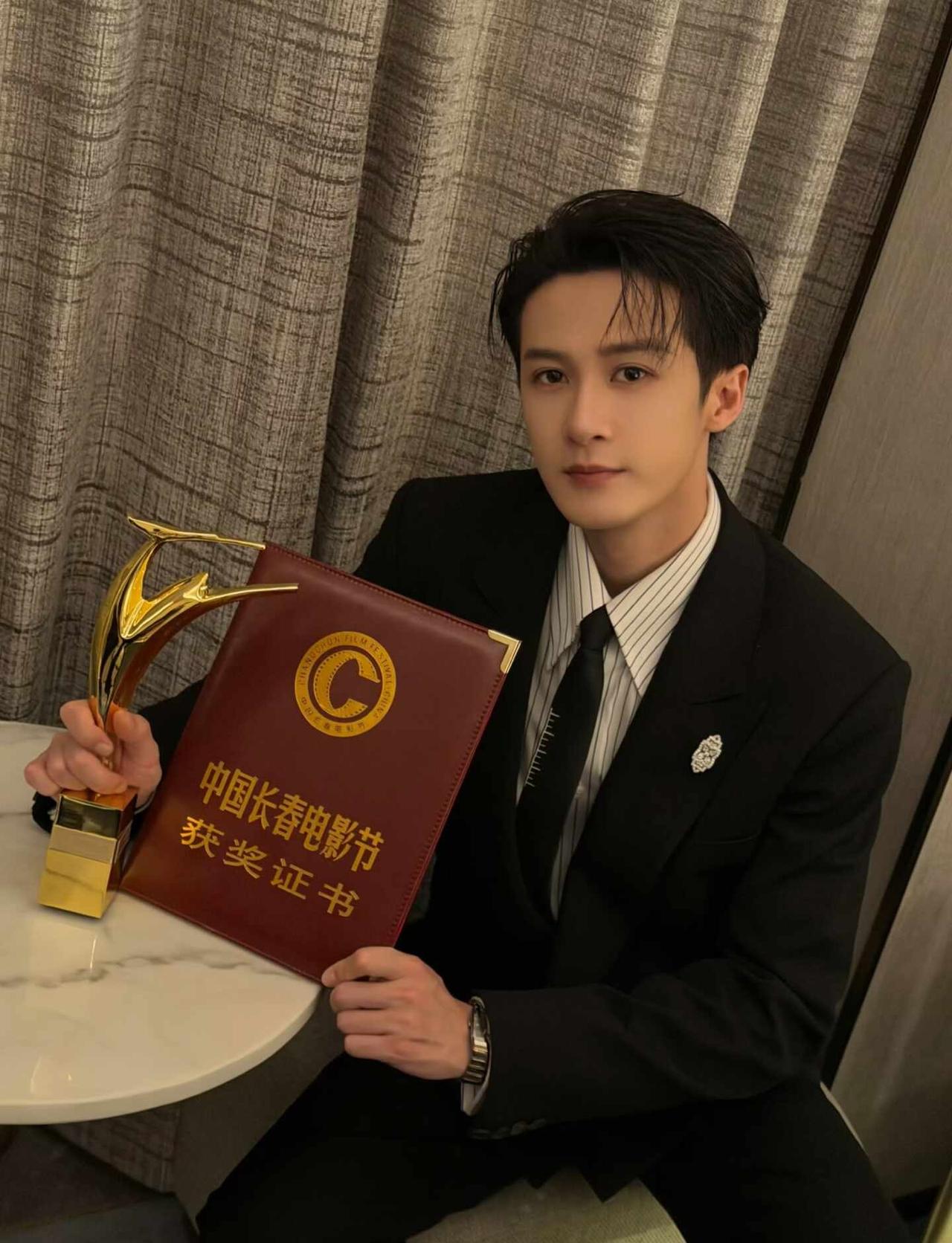 发个小檀书骄傲一下
檀健次 小炭火 影帝 纪念一下吧 李淇 震耳欲聋 追星 好视