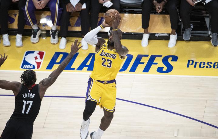 今日，湖人在季后赛首轮G1中107-98主场击败火箭，系列赛1-0领先。赛后，湖