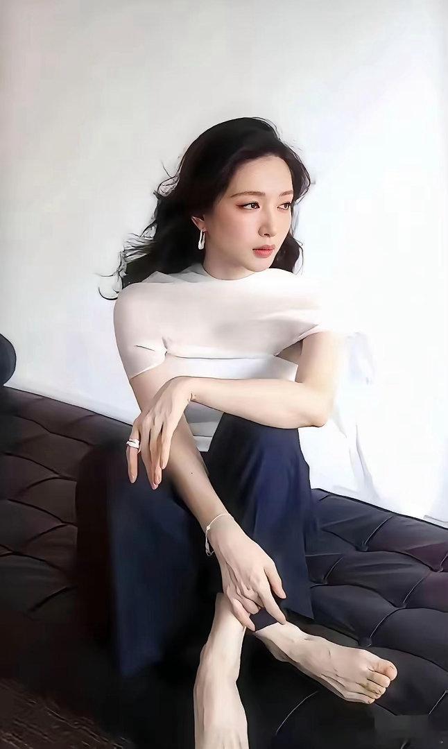 江疏影颜值真的绝，气质又飒又美，整体状态超亮眼，只是脚丫稍微有点拉低观感～ 