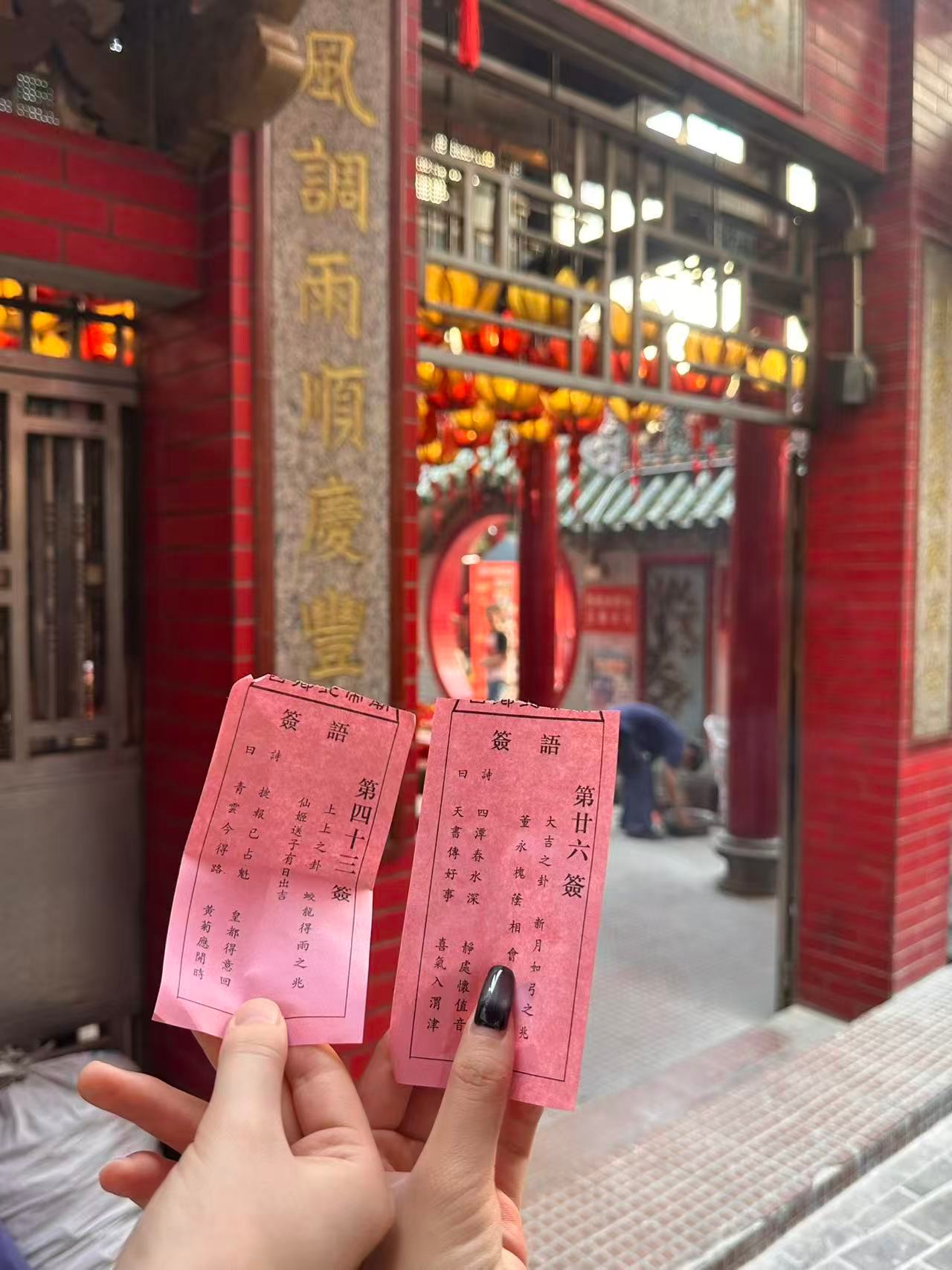 去寺庙求香惹好兆头！就是上香的时候被自己烟火 烫了下