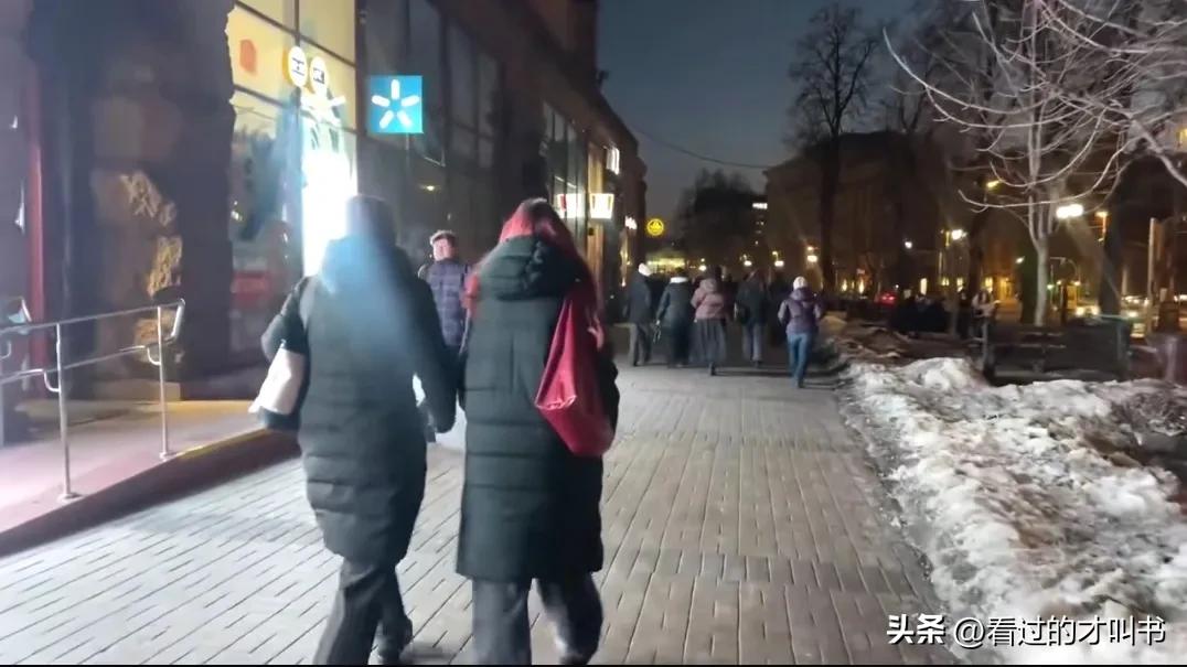 乌克兰人的夜生活还算平静，安宁，就是照明灯光不太足，明显缺电，可能是因为俄打击其