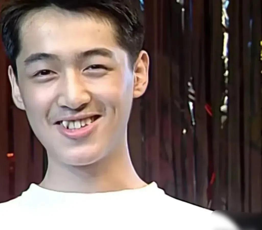 #冬日生活打卡季#你们能认出这是胡歌吗？
原来胡歌以前是长相这么普通的男生，小眼