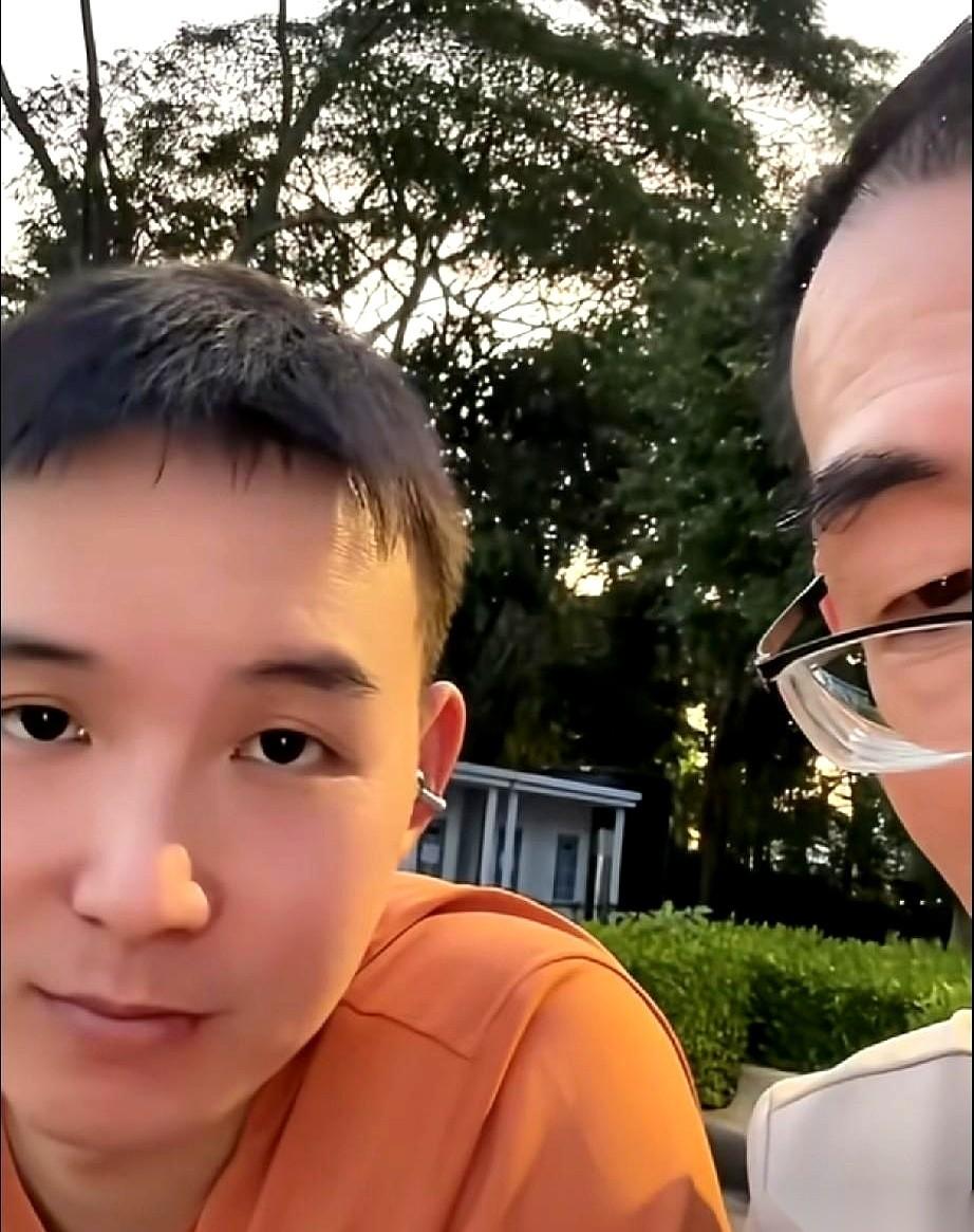 谢岳、谢浩男加上谢大妹，这三人的社交账号IP，一夜之间齐刷刷地跳到了江苏。
就在