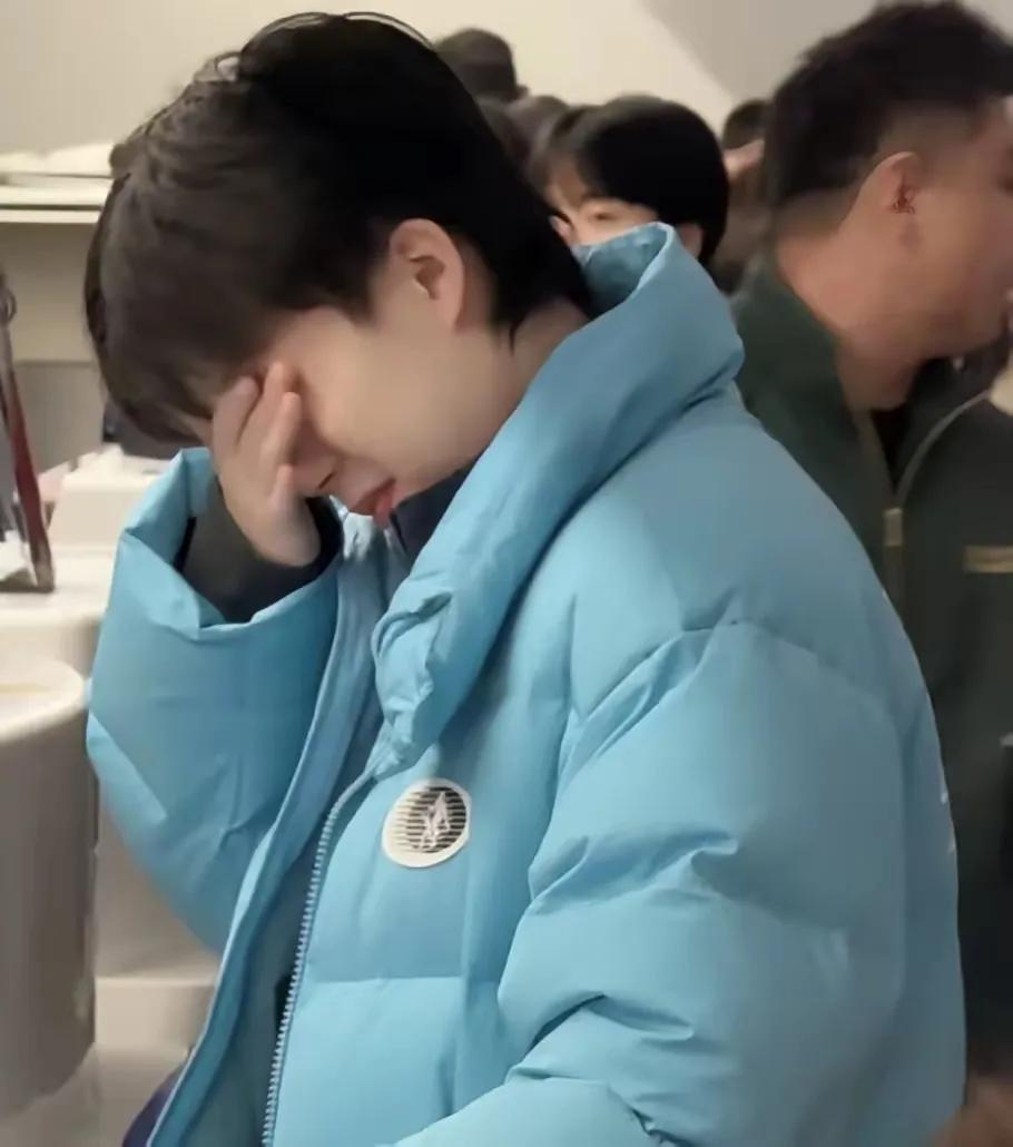 国乒这赛程也太魔鬼了！成都混团奖杯还没捂热，天不亮就往香港赶总决赛，王楚钦打哈欠