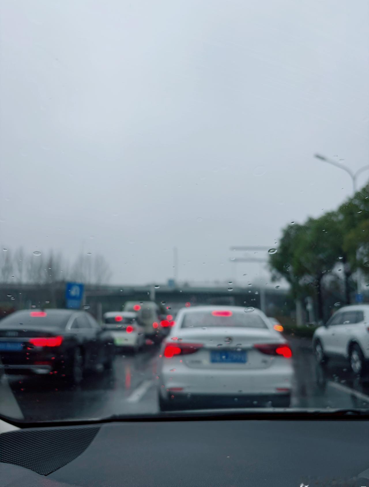 全国各地都在下雨吗，
这阴雨灰蒙蒙的天气，干啥都不得劲，
雨天路上也是各种堵车！
