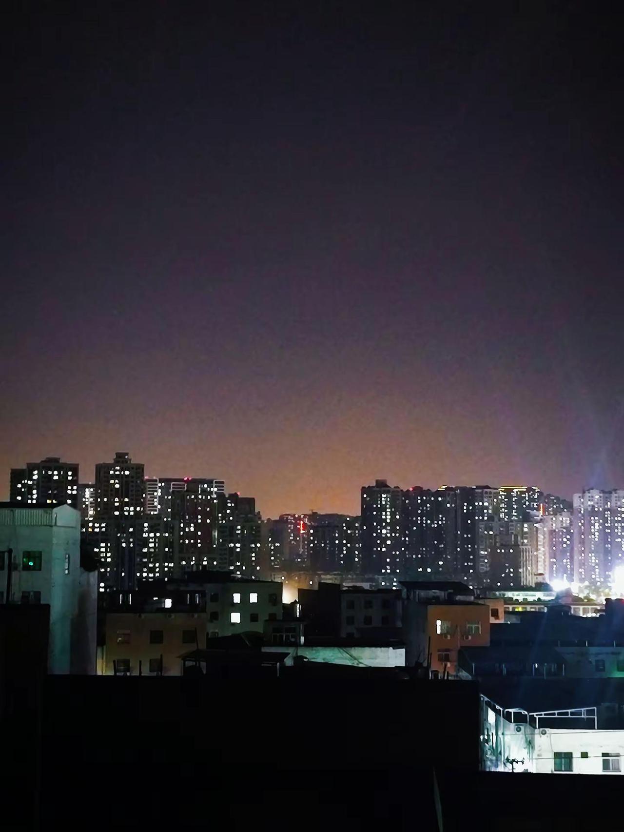 看看你们城市的夜景。城市的夜晚看窗外的世界 远望万家灯火 夜观万家灯火 窗外夜拍