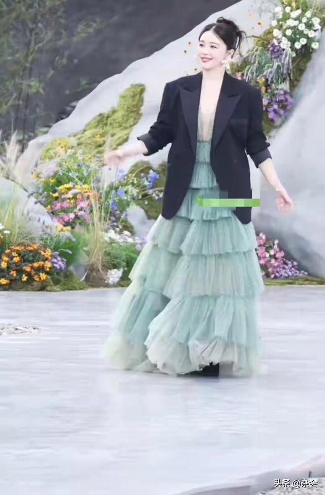 实在想不通这些女星为什么都喜欢追求瘦，像阚清子这样的的身材刚刚好，不胖不瘦的。可