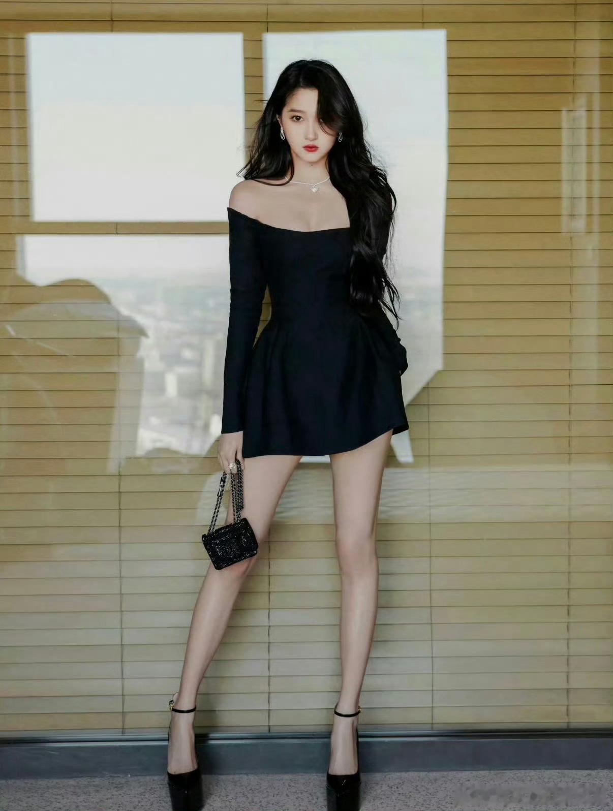 关晓彤的腿屏幕快装不下了至今没发现腿长的坏处关晓彤的腿到底谁不羡慕呀！！ 