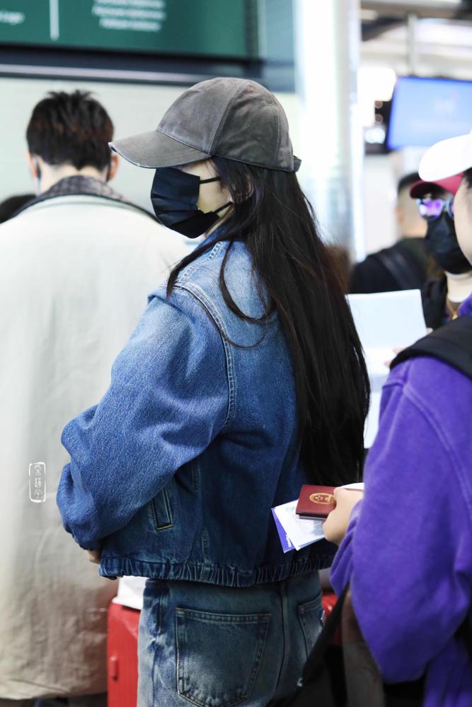 杨幂为了《生万物》增重十斤扎根农村，结果私服穿搭虽封神，可奖项上却还是被赵丽颖死