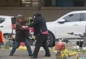 甘肃酒泉，一大爷与邻居大妈发生冲突，两人打的不可开交，衣服都扯烂了，之后，民警到