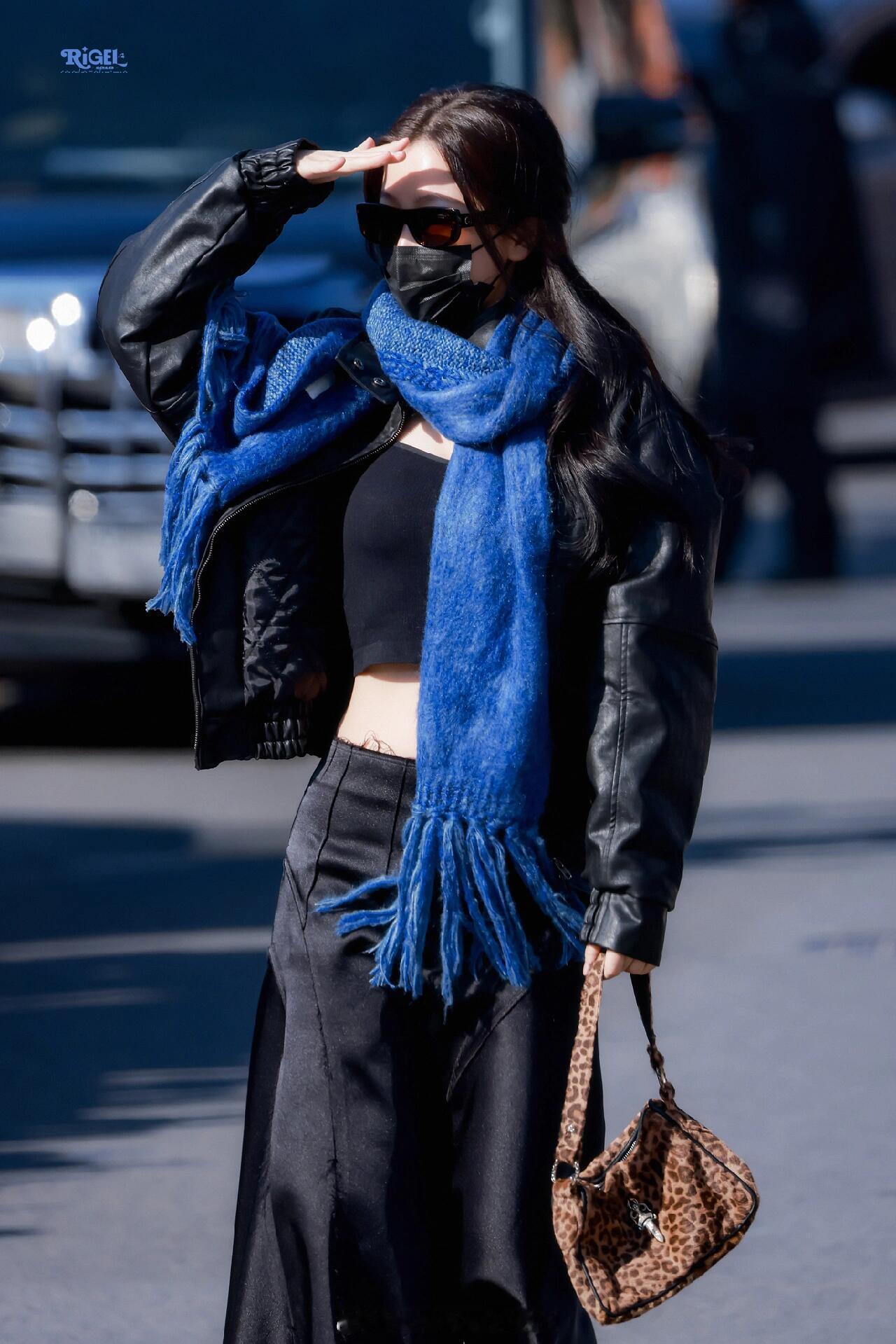 虞书欣《云初令》上班路透今天又酷又甜，每天元气满满的漂亮舒心。 