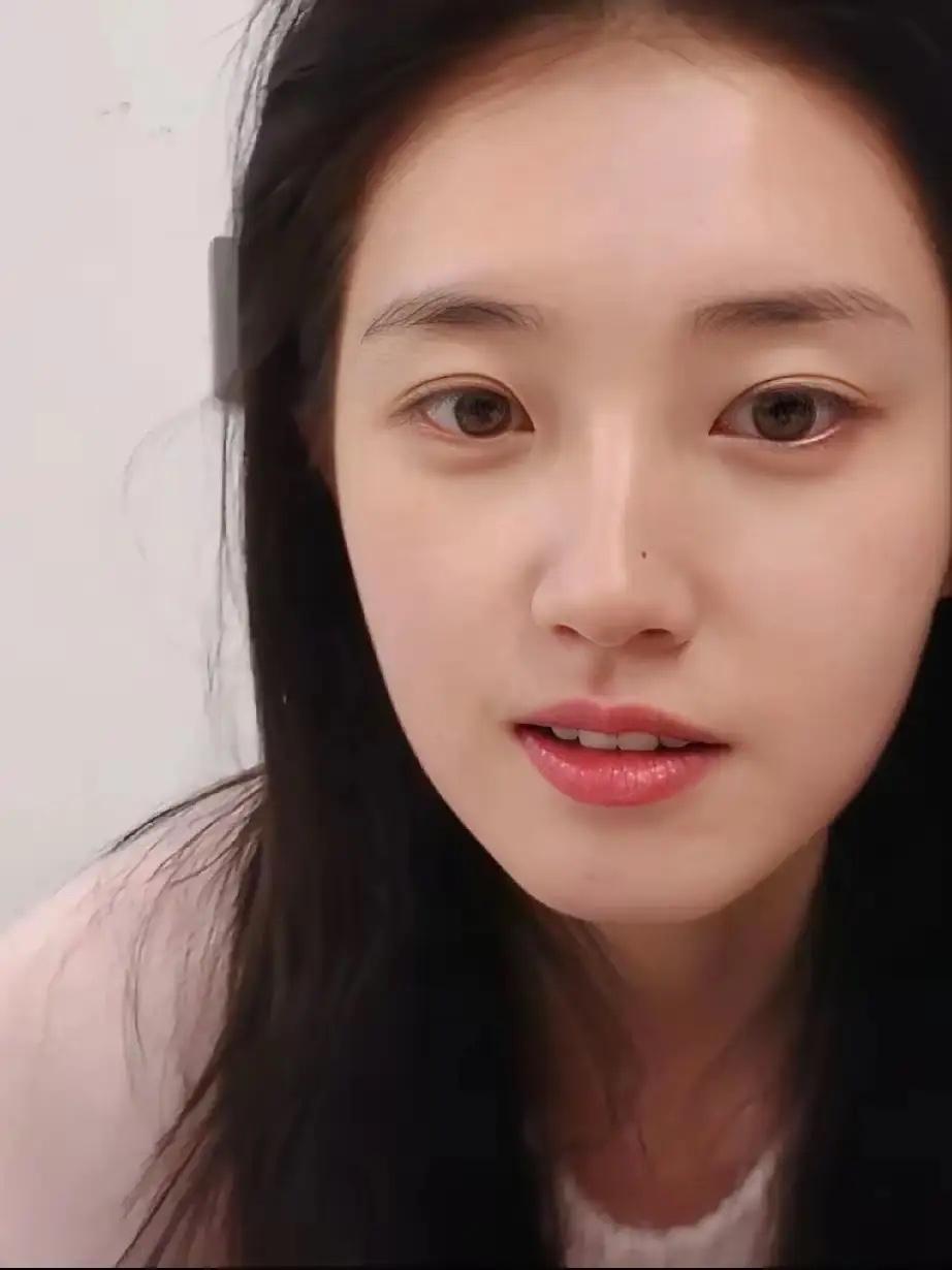 郭宇欣昨晚直播说了大实话，

​她之所以会去演短剧，
​就是因为一个人，不是男朋